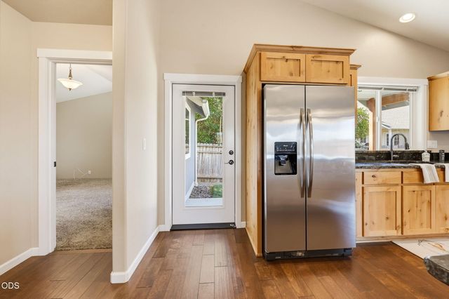 425 SE Cadet Court, Grants Pass, OR 97527