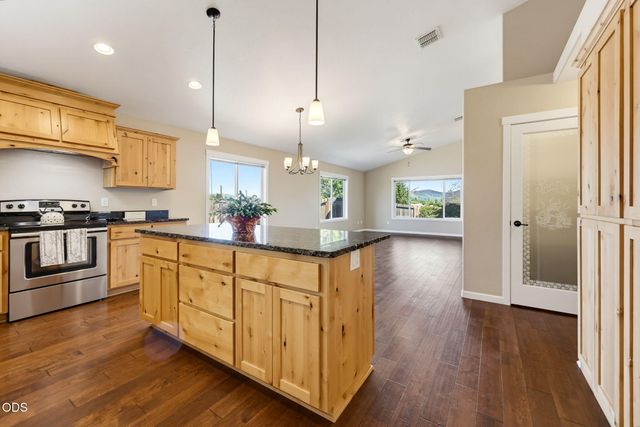 425 SE Cadet Court, Grants Pass, OR 97527