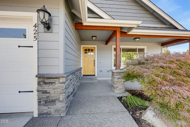 425 SE Cadet Court, Grants Pass, OR 97527