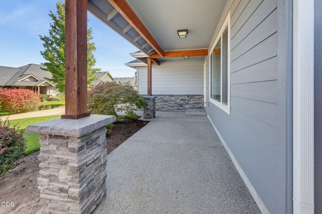 425 SE Cadet Court, Grants Pass, OR 97527