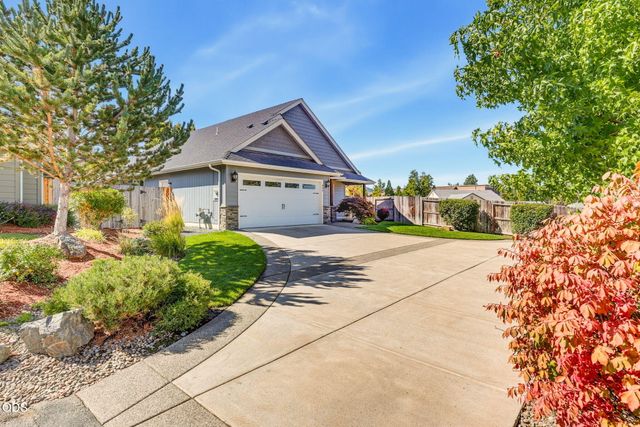 425 SE Cadet Court, Grants Pass, OR 97527