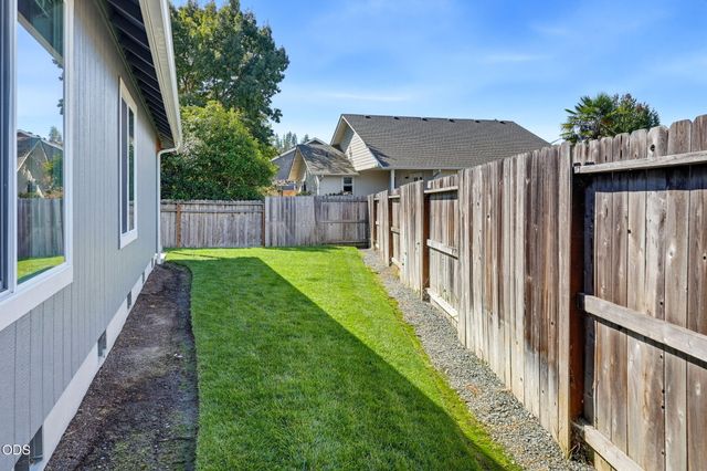 425 SE Cadet Court, Grants Pass, OR 97527
