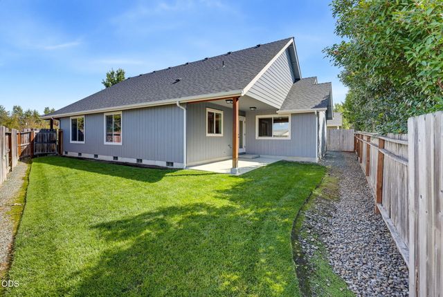 425 SE Cadet Court, Grants Pass, OR 97527