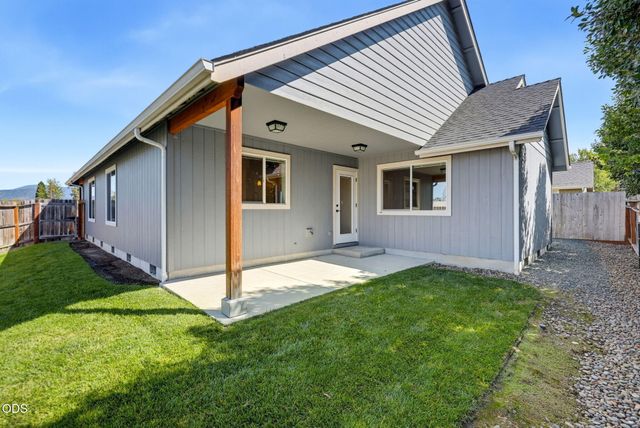 425 SE Cadet Court, Grants Pass, OR 97527