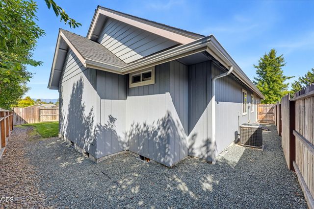 425 SE Cadet Court, Grants Pass, OR 97527