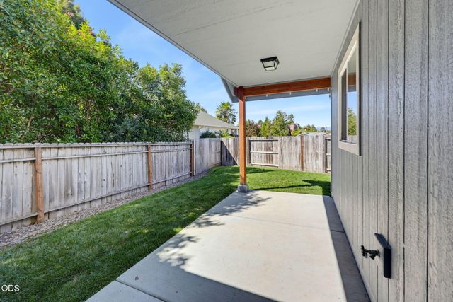 425 SE Cadet Court, Grants Pass, OR 97527