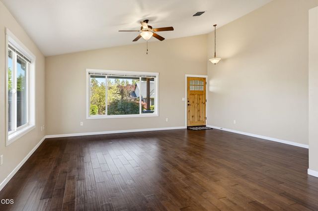 425 SE Cadet Court, Grants Pass, OR 97527