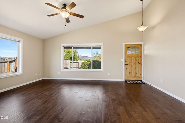 425 SE Cadet Court, Grants Pass, OR 97527