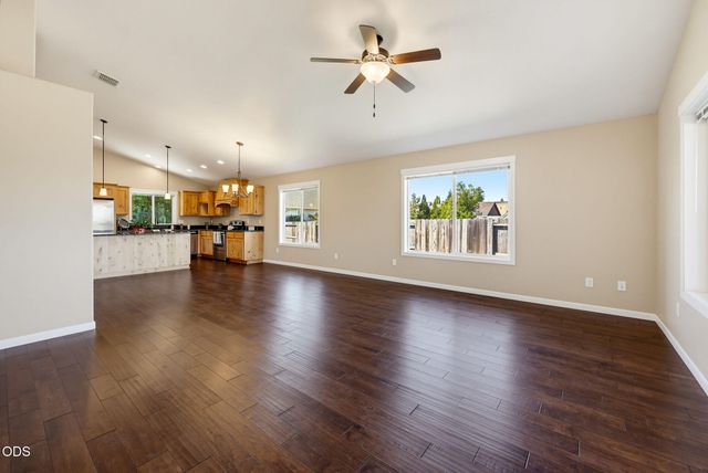 425 SE Cadet Court, Grants Pass, OR 97527