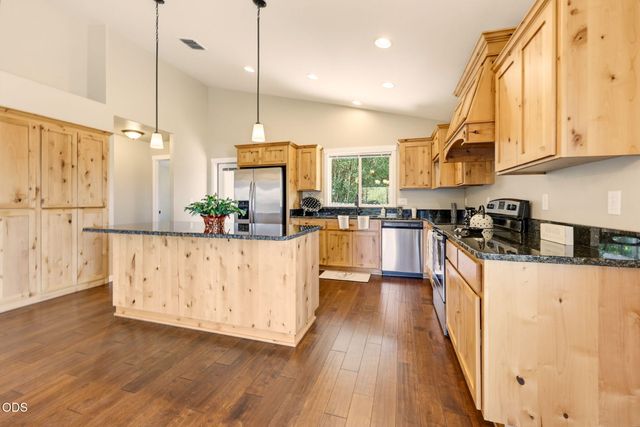 425 SE Cadet Court, Grants Pass, OR 97527