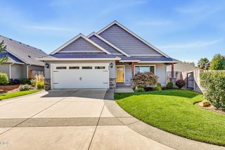 425 SE Cadet Court, Grants Pass, OR 97527
