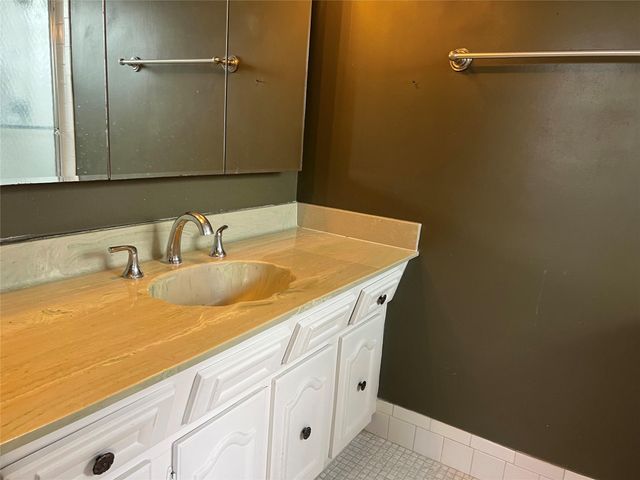 4151 NW 41st St 308, Lauderdale Lakes, FL 33319