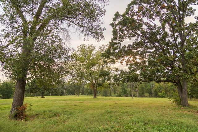 10374 S 1575 Road, Nevada, MO 64772