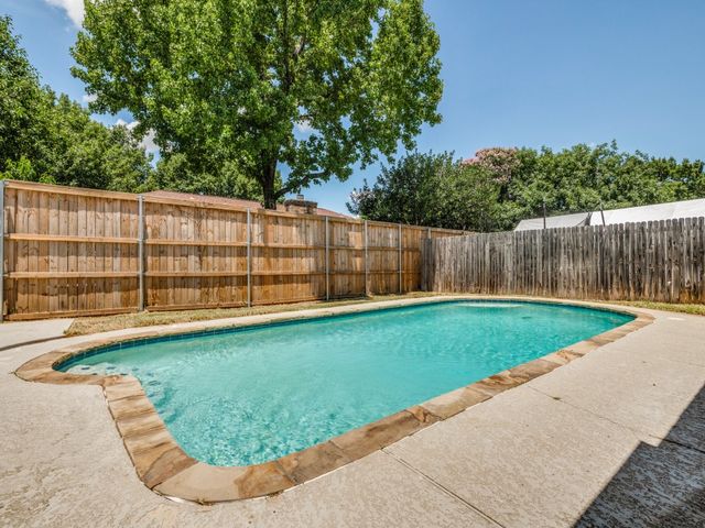 2654 Carrington Lane, Grand Prairie, TX 75052