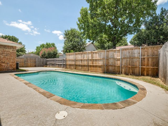 2654 Carrington Lane, Grand Prairie, TX 75052