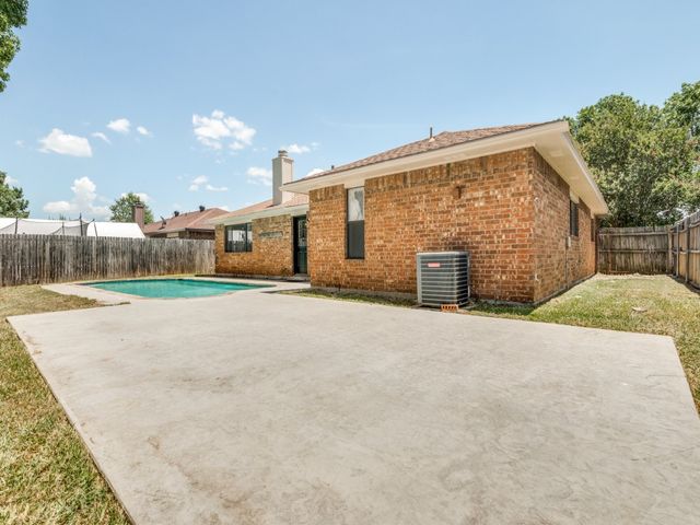 2654 Carrington Lane, Grand Prairie, TX 75052