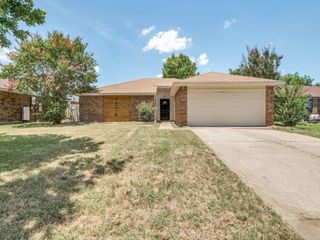 2654 Carrington Lane, Grand Prairie, TX 75052