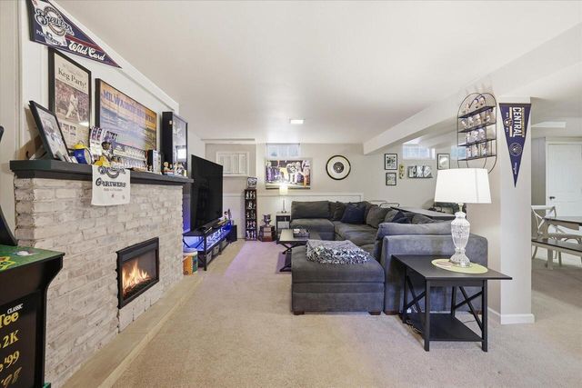 208 Highland AVENUE, Hartland, WI 53029