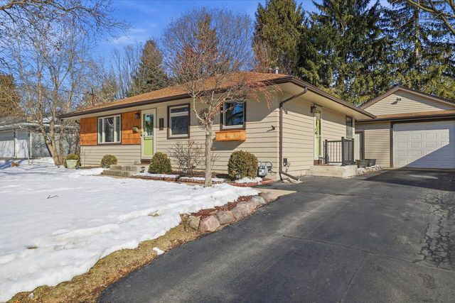 208 Highland AVENUE, Hartland, WI 53029