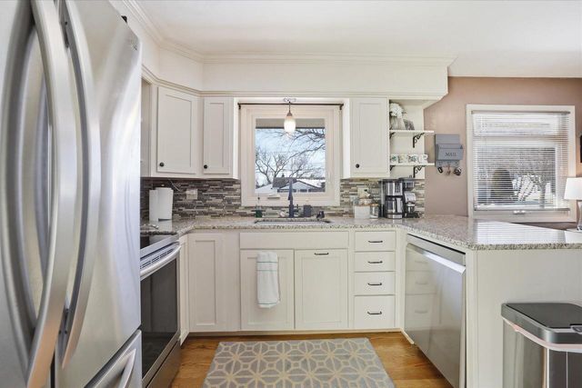 208 Highland AVENUE, Hartland, WI 53029