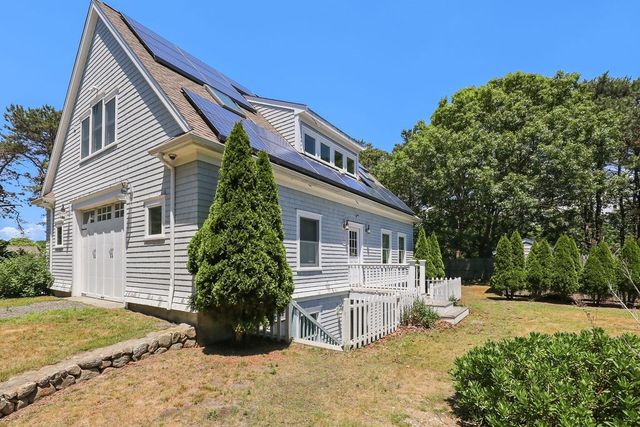 379 Monomoscoy Rd, Mashpee, MA 02649