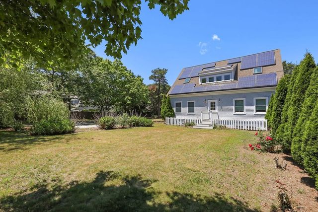 379 Monomoscoy Rd, Mashpee, MA 02649