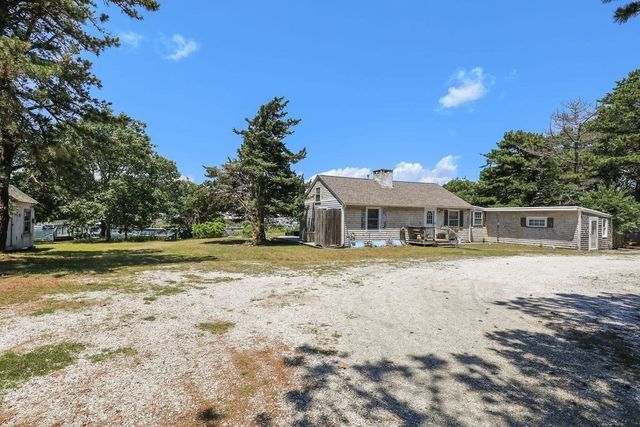 379 Monomoscoy Rd, Mashpee, MA 02649