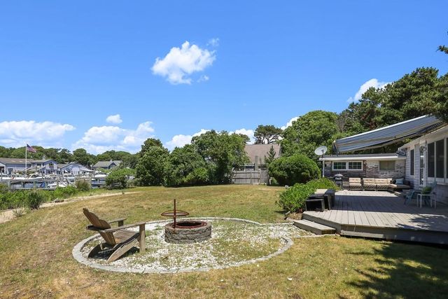 379 Monomoscoy Rd, Mashpee, MA 02649