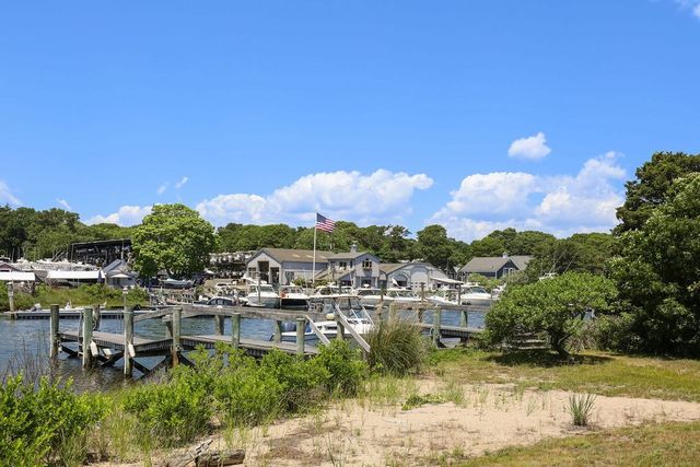 379 Monomoscoy Rd, Mashpee, MA 02649
