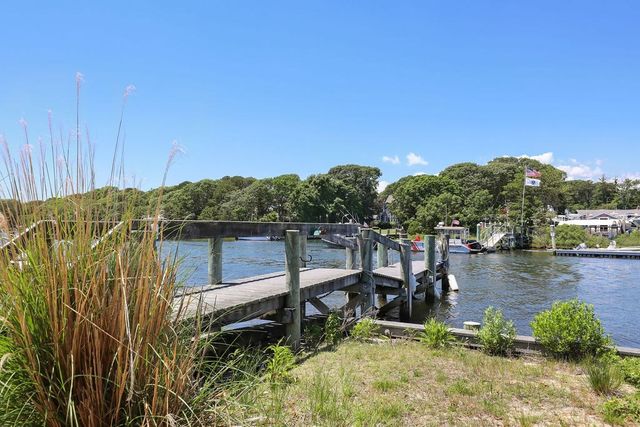 379 Monomoscoy Rd, Mashpee, MA 02649