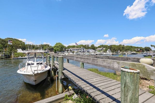 379 Monomoscoy Rd, Mashpee, MA 02649