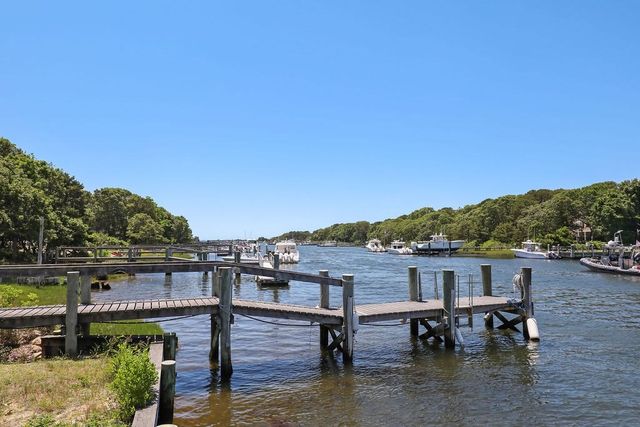 379 Monomoscoy Rd, Mashpee, MA 02649