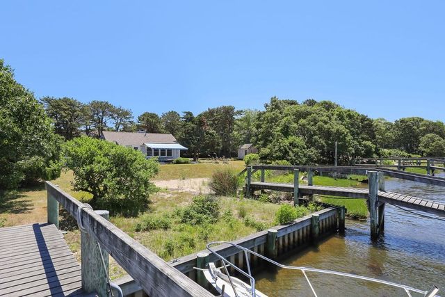 379 Monomoscoy Rd, Mashpee, MA 02649