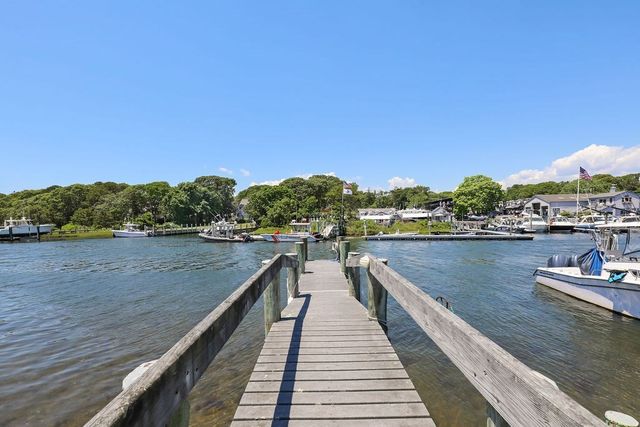 379 Monomoscoy Rd, Mashpee, MA 02649