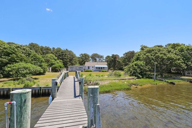 379 Monomoscoy Rd, Mashpee, MA 02649
