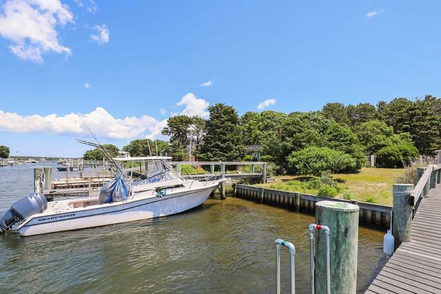 379 Monomoscoy Rd, Mashpee, MA 02649