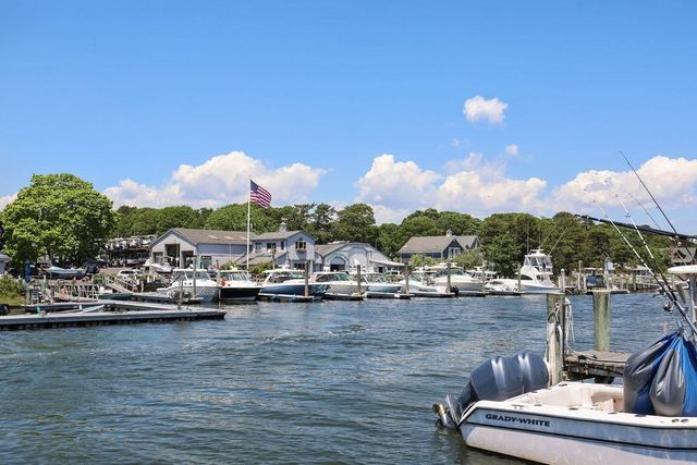 379 Monomoscoy Rd, Mashpee, MA 02649
