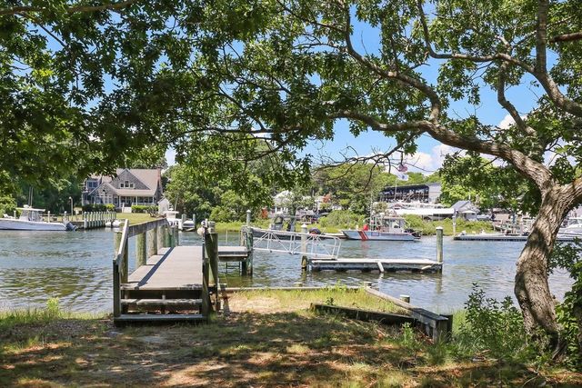 379 Monomoscoy Rd, Mashpee, MA 02649