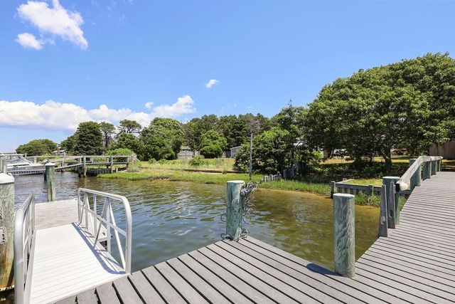 379 Monomoscoy Rd, Mashpee, MA 02649