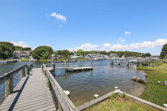 379 Monomoscoy Rd, Mashpee, MA 02649