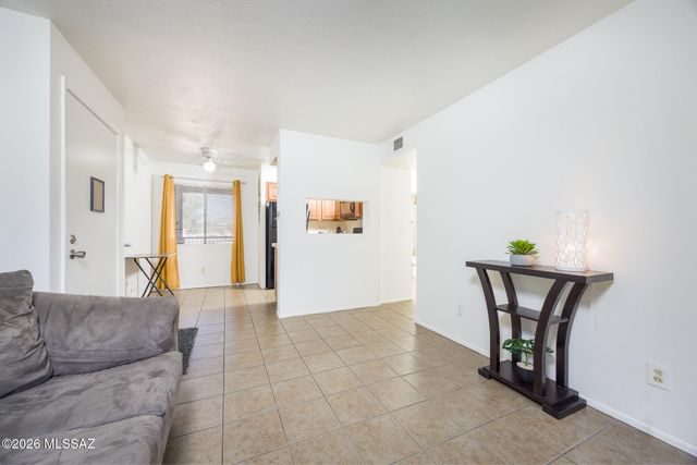 1810 E Blacklidge Dr Apt 112, Tucson, AZ 85719