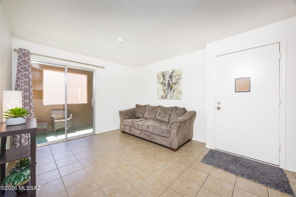 1810 E Blacklidge Dr Apt 112, Tucson, AZ 85719