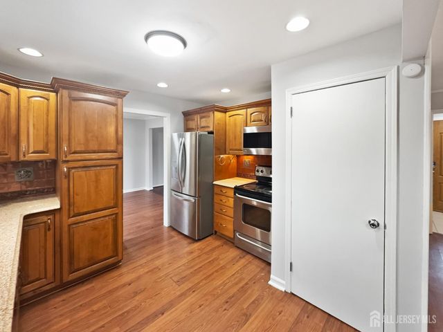 38 Warrenville Road, Middlesex, NJ 08846