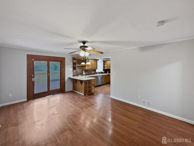 38 Warrenville Road, Middlesex, NJ 08846