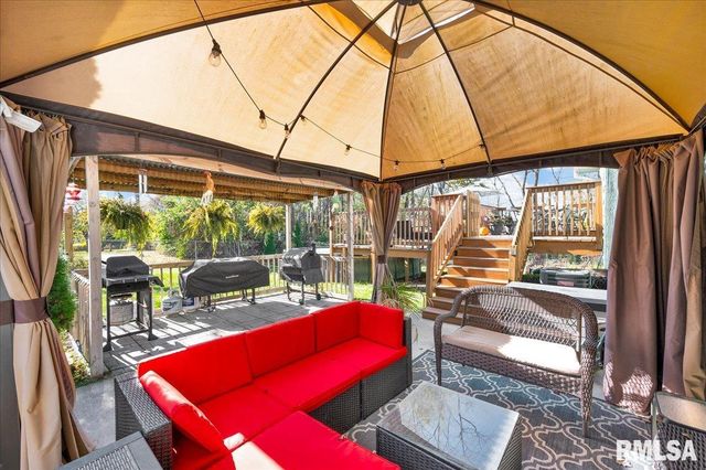 1720 W QUEENS COURT Road, Peoria, IL 61614