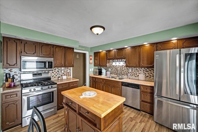 1720 W QUEENS COURT Road, Peoria, IL 61614