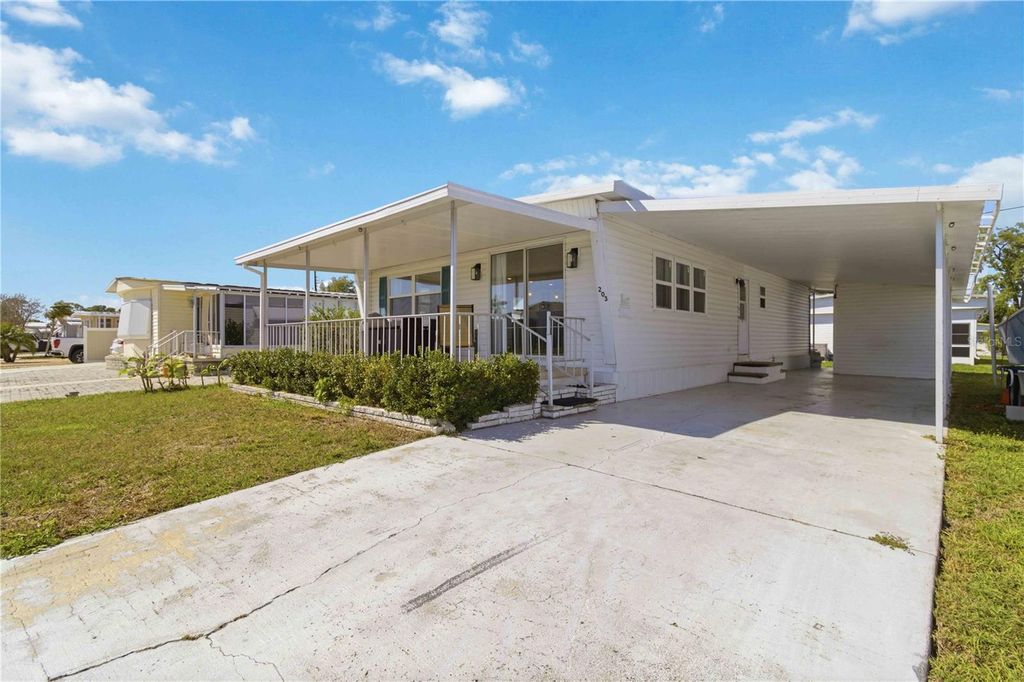 Image 2 of property listing at 203 48TH AVENUE DRIVE W, Bradenton, FL 34207