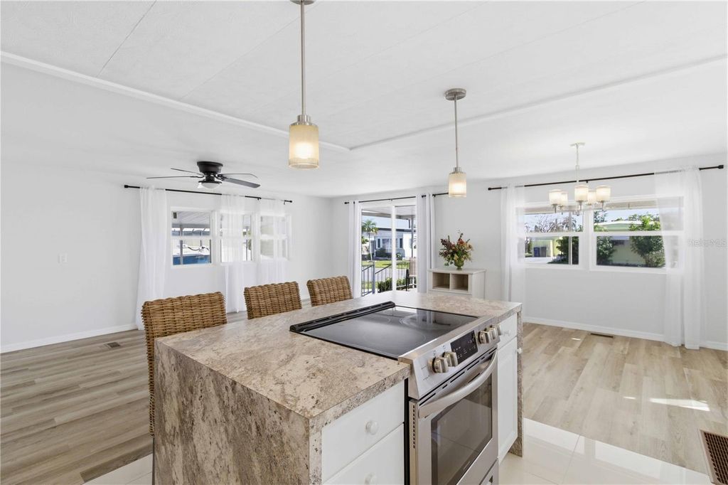 Image 12 of property listing at 203 48TH AVENUE DRIVE W, Bradenton, FL 34207