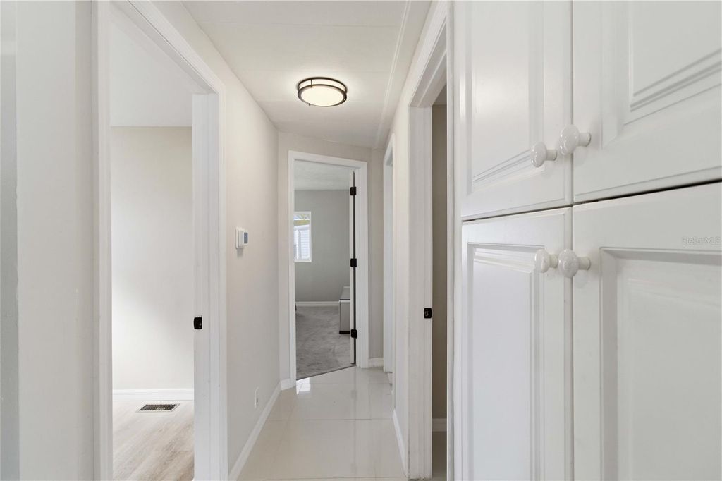 Image 13 of property listing at 203 48TH AVENUE DRIVE W, Bradenton, FL 34207