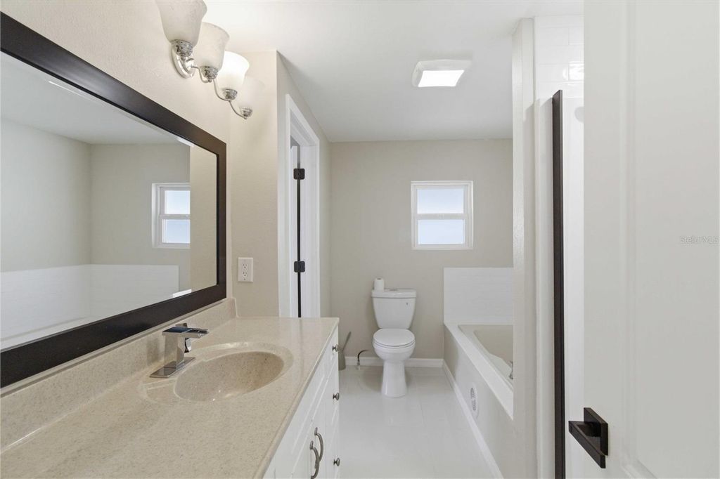 Image 15 of property listing at 203 48TH AVENUE DRIVE W, Bradenton, FL 34207